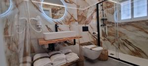 贝尼多姆Principado Benidorm Suites Levante的一间带水槽和卫生间的浴室