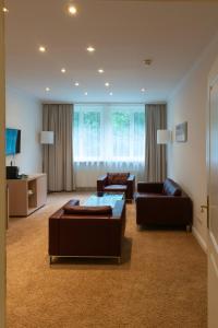 基尔Hotel Kieler Yacht-Club的客厅配有两张沙发和一台电视机