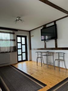 沃洛韦齐Готельно-Ресторанний комплекс Кичера的客房设有桌子、两把椅子和一台平面电视。