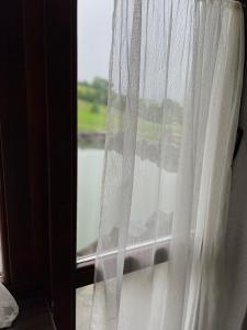 沃洛韦齐Готельно-Ресторанний комплекс Кичера的客房内的白色窗帘窗户