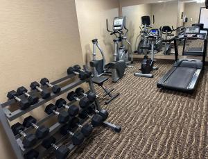亚历山德里亚Super 8 by Wyndham Alexandria LA的健身房设有跑步机和有氧运动器材