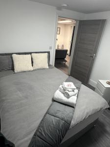 莱斯特Stunning 2-flat in Leicester!的一间卧室配有一张床,上面有两条毛巾