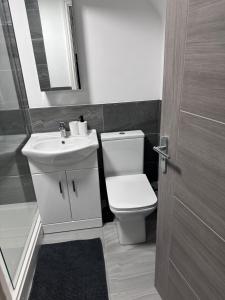 莱斯特Stunning 2-flat in Leicester!的浴室配有白色卫生间和盥洗盆。