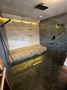 阿拉木图Dobri Dom的客房内的木制长凳淋浴