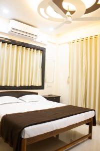 VeshviSukhakarta Holiday Home的一间卧室设有一张床和天花板