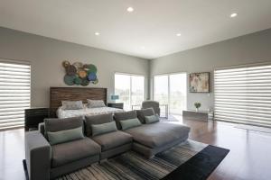 圣地亚哥Architectural Gem La Jolla Oceanview Surf And Golf的客厅配有沙发和1张床