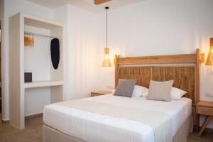 圣安娜纳克索斯Anais Of Naxos的卧室配有一张带两个枕头的大白色床