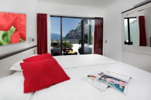 滕诺阿格里特瑞斯特里美食与放松酒店的卧室配有白色的床和红色枕头