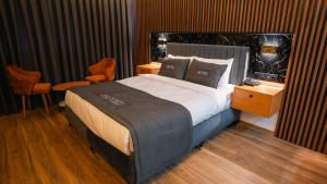 伊斯坦布尔CIP Hotel的一间卧室配有一张大床和两张桌子及椅子