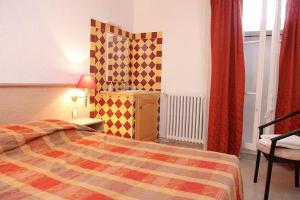 韦尔东的圣克鲁瓦LE COMPTOIR的一间卧室配有一张带 ⁇ 形墙的床