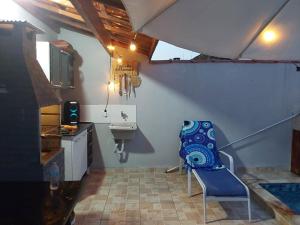 伊塔尼亚恩Doce Refugio Itanhaém的厨房配有蓝色椅子和水槽