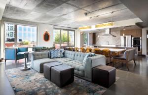 圣何塞Global Luxury Suites San Jose Downtown的带沙发和桌子的客厅以及厨房。