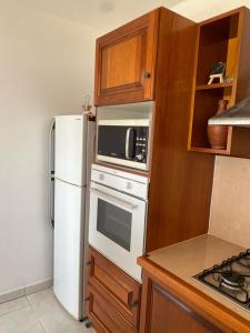 Le SouffleurKARIFUNA的厨房配有白色冰箱和微波炉