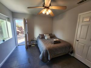 圣地亚哥Private room shared full bathroom Torrey pines golf UCSD west的一间卧室配有一张床和吊扇