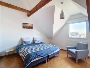 阿贡库坦维尔Grande maison de vacances的一间卧室配有一张床和一张蓝色椅子