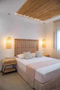 圣安娜纳克索斯Anais Of Naxos的一间卧室配有一张大床和两个枕头