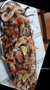 Novellana佛尔浓餐厅酒店的含有虾和其他食物的食品