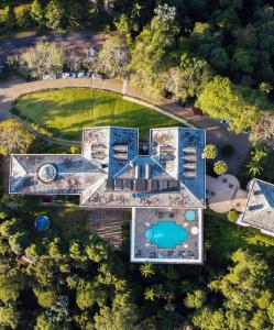 佩德拉阿祖尔阿罗索帕考酒店的享有带游泳池的房屋的空中景致