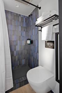纽约河畔阁酒店的一间带卫生间和淋浴的浴室