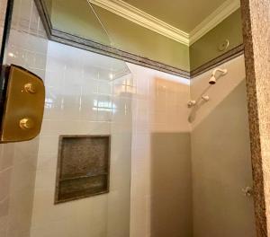 佩德拉阿祖尔阿罗索帕考酒店的浴室里设有玻璃门淋浴