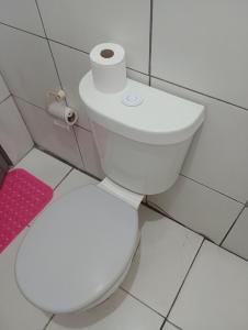 PalmasTedesco的浴室里设有白色的马桶,配有卫生纸