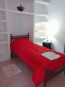 贝伦M y M Departamento的一间卧室配有红色的床和红色毯子