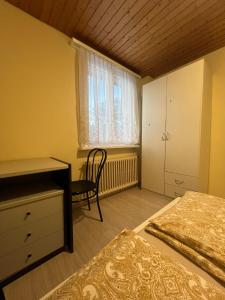 NiederdorfNiederdorf, Baselland Hotel的一间卧室设有两张床、一张桌子和一个窗口。