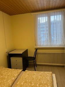 NiederdorfNiederdorf, Baselland Hotel的一间卧室设有两张床、一张桌子和一个窗口。