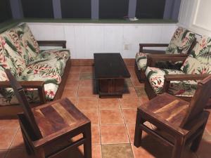 凯阿奥The Hawaii Red House Apartment Private的客厅配有三把椅子和一张桌子