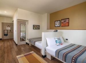 凤凰城Moxy Phoenix Downtown的酒店客房,设有两张床和镜子