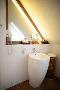 HusumVier Jahreszeiten的一间带水槽和镜子的浴室