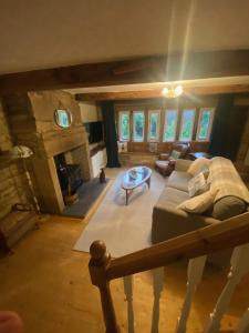 OxenhopeThe Weavers Cottage的带沙发和壁炉的客厅