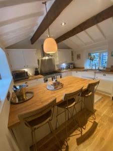 OxenhopeThe Weavers Cottage的厨房配有木制台面和桌子