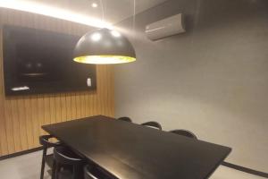 布宜诺斯艾利斯Hermoso departamento a estrenar, Calido y Unico的一间会议室,配有一张黑桌子和椅子