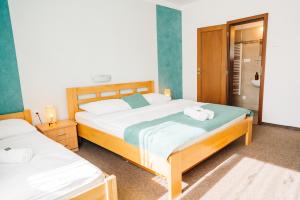 利普托斯基米库拉斯KAPINA sk - Dom Jasna的一间卧室配有两张带毛巾的床