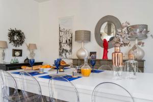 凡尔赛Villa Louis - Welkeys的用餐室配有白色的桌椅