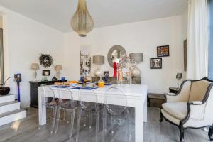 凡尔赛Villa Louis - Welkeys的一间配备有白色桌椅的用餐室