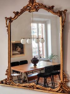 罗马Casavignoni luxury apartment with terrace的配有桌椅的用餐室内的镜子