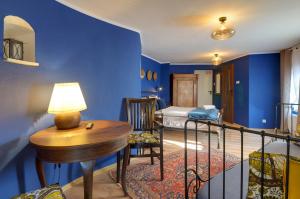 耶莱尼亚古拉Baszta Grodzka的一间拥有蓝色墙壁、一张桌子和一张床的房间
