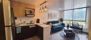 麦德林Bonito y cómodo apartamento cerca a Plaza Mayor的厨房以及带蓝色沙发的起居室。