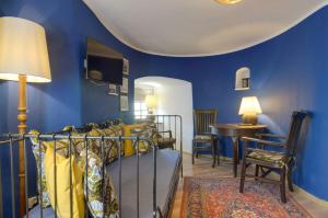 耶莱尼亚古拉Baszta Grodzka的一间拥有蓝色墙壁的卧室,配有一张床和一张桌子