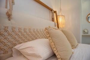 圣安娜纳克索斯Anais Of Naxos的卧室配有一张带白色枕头的床