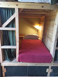 Colonia ChapadmalalJardin de Epicuro的小屋内的双层床,配有红色床垫