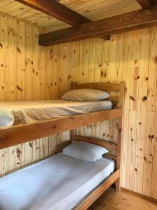皮里亚波利斯Chacra Celeste: montañas y mar的木墙客房的两张双层床