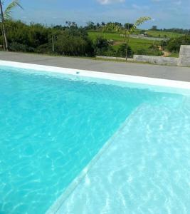 卡萨帕瓦Espaço Mattigor的蓝色海水大型游泳池