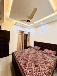 GujrānwālaCapital Lodges的一间卧室设有一张带天花板的床
