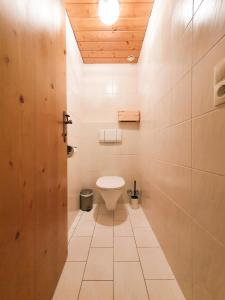 因斯布鲁克Bergsonne Apartment mit Parkplatz的一间带卫生间和木制天花板的浴室