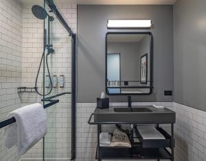 凤凰城Moxy Phoenix Downtown的一间带水槽和镜子的浴室