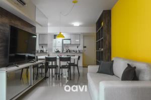 帕纳米林Qavi - Flat Resort Beira Mar Cotovelo #InMare133的客厅配有白色沙发和黄色墙壁