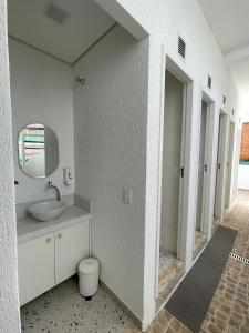 圣保罗Morada City Hostel的白色的浴室设有水槽和镜子